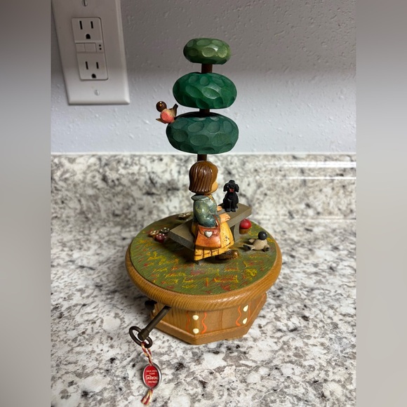 Vintage Anri w. Thorens Swiss musical movement,  9 inches (works well) - Picture 5 of 5